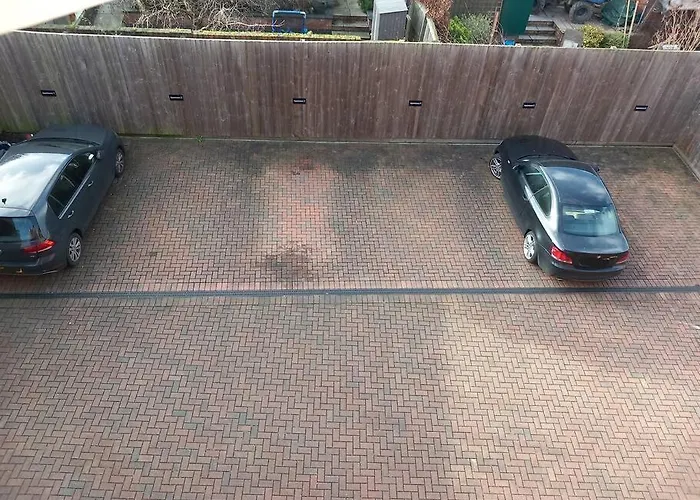 Spacious 2 Double Bed Apartment - Free Parking - Central Beeston Location
