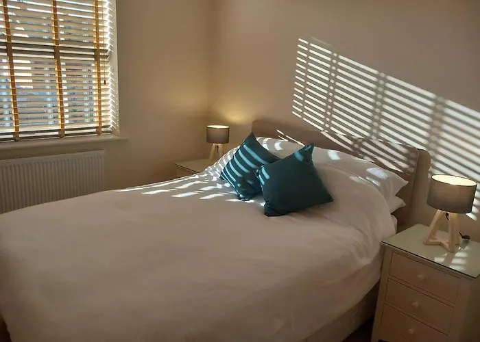 Spacious 2 Double Bed Apartment - Free Parking - Central Beeston Location