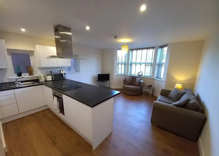 Spacious 2 Double Bed Apartment - Free Parking - Central Beeston Location